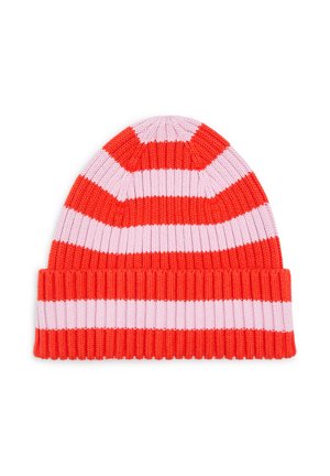 Gorro de punto con franjas anchas alternas en rojo brillante y rosa claro, puño naranja-rojo plegado, textura acanalada.