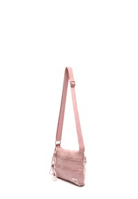 Borsa a spalla in tessuto rosa con tracolla regolabile, dotata di due tasche anteriori con cerniera e una finitura testurizzata. Caratteristico accento in metallo a forma di anello.