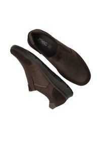 Chaussures mocassins en cuir marron avec une finition lisse, semelle en caoutchouc et accents en daim contrastés sur les côtés. Design à bout rond et plat.