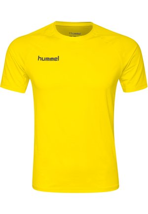 Geel sportt-shirt met korte mouwen, gemaakt van lichtgewicht materiaal, met een ronde halslijn en een grijze "hummel" logo op de voorkant.