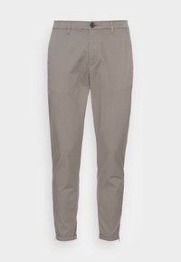 Pantalon en coton gris à coupe ajustée, avec une fermeture à boutons sur le devant, des poches latérales et des ourlets zippés aux chevilles. Texture lisse.