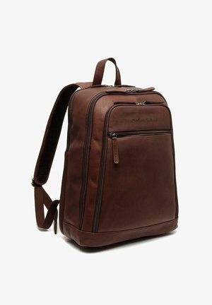Sac à dos en cuir marron avec une texture lisse, plusieurs compartiments zippés, des bretelles rembourrées et une poignée supérieure pour le transport.