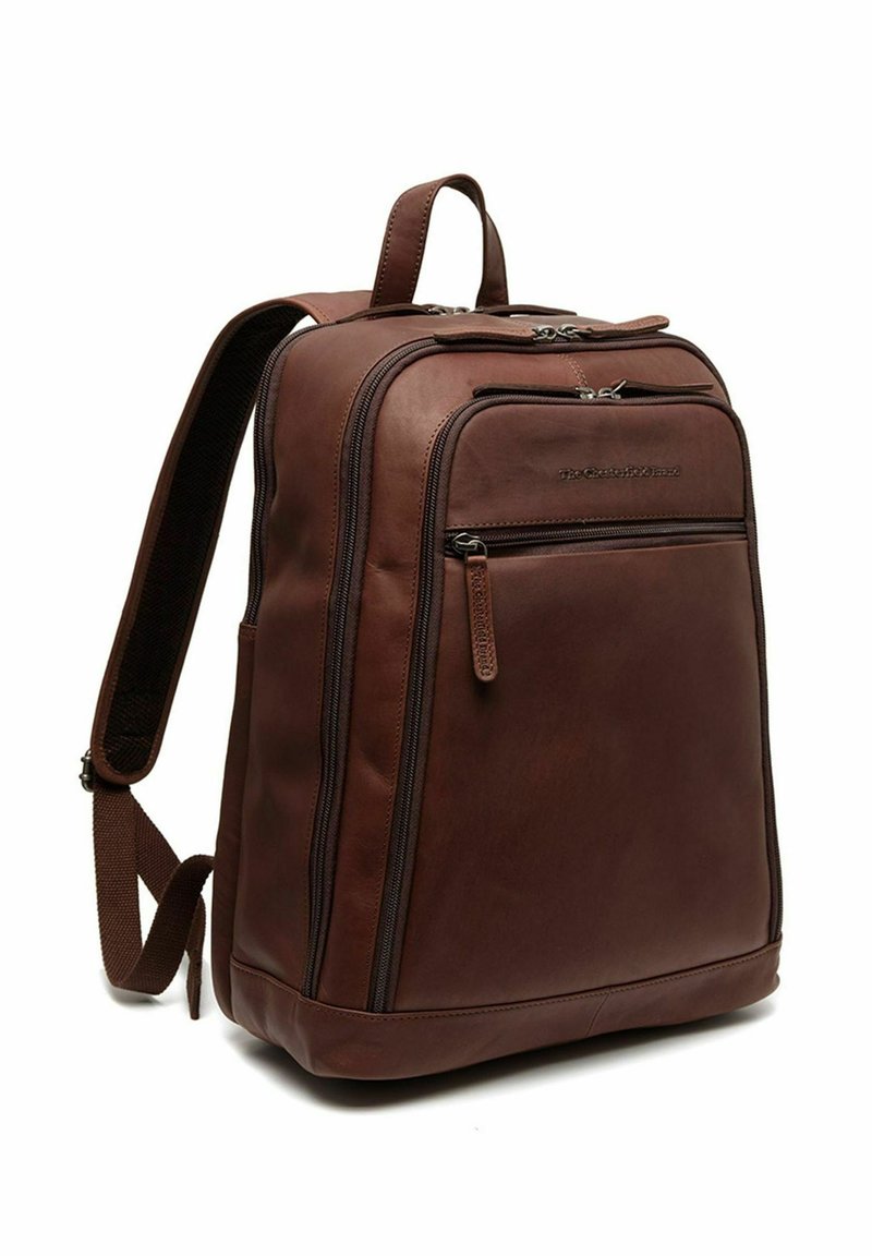 Mochila de cuero marrón con una textura suave, múltiples compartimentos con cremallera, correas de hombro acolchadas y un asa en la parte superior para llevar.