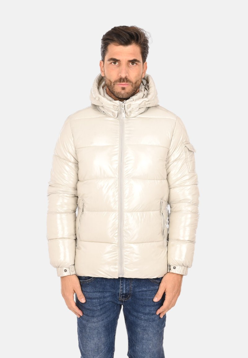 Giacca invernale imbottita, lucida, di colore grigio chiaro, con cappuccio, chiusura con zip, tasche laterali e design aderente. Presenta polsini a coste e dettagli con zip.