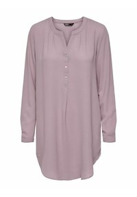 Blouse mauve à manches longues, coupe décontractée, avec encolure ronde, patte de boutonnage partielle et plis subtils aux épaules.