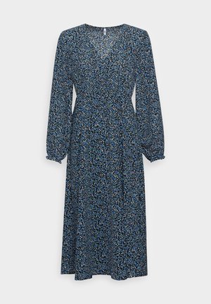 Robe à fleurs avec un fond noir orné de fleurs bleues et blanches, manches longues, décolleté en V, et une taille cintrée qui s'évase en une jupe mi-longue.