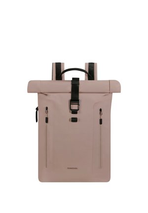 Hellrosa Rucksack mit Rollverschluss, schwarzer Schnalle, zwei vertikalen Reißverschlusstaschen vorne und gepolsterten Schultergurten mit schwarzen Akzenten.