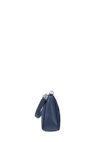 Borsa a tracolla in pelle blu navy con finitura testurizzata, profilo slim, accessori in argento e tracolla removibile. Chiusura con zip nella parte superiore.