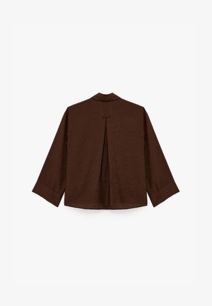 Bruine, gestructureerde shirt met een rugplooien en een kraag. Lange mouwen met manchetten. Eenvoudig ontwerp, geen zichtbare hardware of accenten.