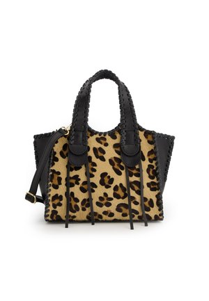 Tasche mit Leopardenmuster und schwarzen Lederakzenten, mit geflochtenen Griffen und abnehmbarem Schultergurt, strukturierte Form und weiche Textur.