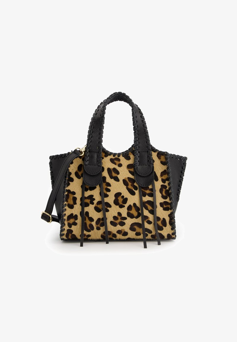 Tassen met luipaardpatroon en zwarte leren accenten, met gevlochten handvatten en een afneembare schouderband, gestructureerde vorm en zachte textuur.