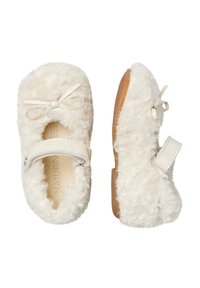 Scarpe Mary Jane per bambino di colore crema, con una texture soffice, cinturino in pelle, un piccolo fiocco sulla parte superiore e suole in gomma marrone, viste dall'alto e di lato.