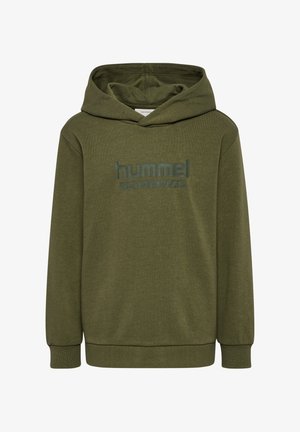 Oliven grønt hætte sweatshirt i et blødt stof med et forhøjet logo i en mørkere grøn. Lange ærmer og en afslappet pasform.