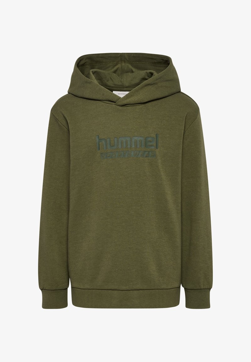 Sudadera con capucha de color verde oliva en una tela suave, con un logo en relieve de un verde más oscuro. Manga larga y corte relajado.