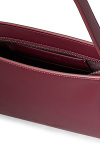 Calvin Klein EMBOSSED LOGO SHOULDER BAG - Kézitáska - oxblood