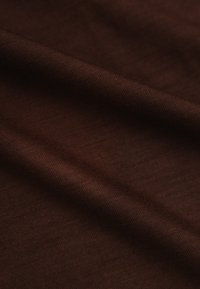 Brązowa, teksturowana tkanina o gładkiej, miękkiej powierzchni, z subtelnymi skośnymi liniami i delikatnym połyskiem w materiale.