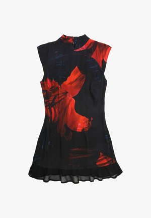 Czarna sukienka z czerwonymi wzorami kwiatowymi, wysokim dekoltem, krótkimi rękawami i falbanką u dołu. Wykonana z lekkiego materiału o gładkiej fakturze.