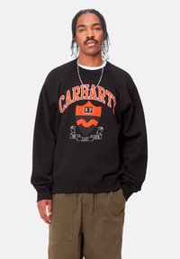 Felpa nera con collo rotondo e maniche lunghe. Presenta un testo arancione audace "CARHARTT" e un logo colorato con motivi sulla parte frontale.