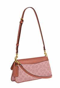 Sac d'épaule en cuir rose et marron avec une sangle réglable, des ferrures dorées et une étiquette en cuir de marque suspendue.