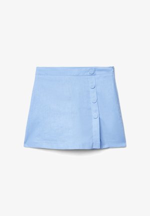 Mini-jupe bleu clair avec détail de boutons à l'avant et rabat superposé sur le côté droit.