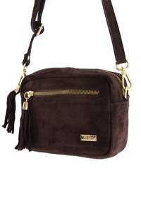 Brun ruskinds crossover taske med en lynlåslomme foran, guldhardware og frynse detaljer. Har en aftagelig rem.