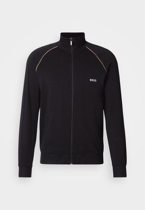 Juoda užsegama striukė su aukštu apykakliu, auksinėmis detalėmis ir „BOSS“ logotipu ant krūtinės. Pagaminta iš lygaus audinio, turi šonines kišenes ir ribotas rankogalius.