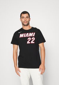 Nike Performance NBA JIMMY BUTLER MIAMI HEAT NAME & NUMBER TEE - Klubu apģērbs - black