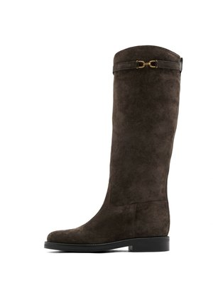 Botte haute en cuir suédé marron foncé avec un petit talon et un détail de boucle dorée près du haut, vue de côté sur fond blanc.