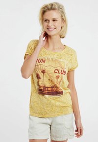 Protest PRTELLES 23 - T-shirts print - tumericyellow