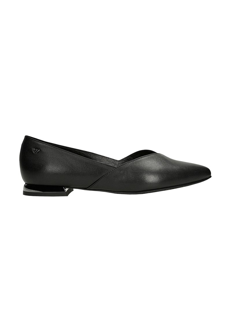 Ballerina nera con punta affilata, design a V, texture in pelle liscia, tacco basso elegante e un accento logo discreto sul tacco.