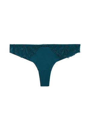 String en teal en tissu doux avec des détails en dentelle délicats sur les côtés. Il possède une taille mi-haute et une couverture arrière minimale.