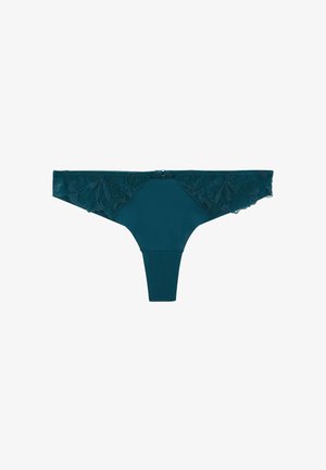String en teal en tissu doux avec des détails en dentelle délicats sur les côtés. Il possède une taille mi-haute et une couverture arrière minimale.
