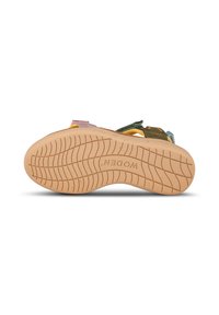 Sandal sula med en strukturerad brun gummiyta, med greppmönster, designad med färgglada tygremmar i grönt, rosa och gult.