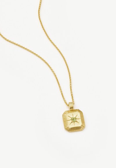 Colar de corrente de ouro com um pendente quadrado, com borda texturizada e uma pedra preciosa verde central desenhada para se assemelhar a uma estrela.