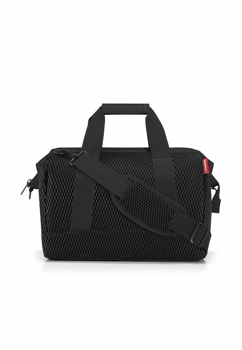 Schwarze Duffel-Tasche aus Mesh-Material, mit zwei Traggriffen, einem abnehmbaren, verstellbaren Schultergurt und einem Reißverschluss. Mit einem Logo-Tag akzentuiert.