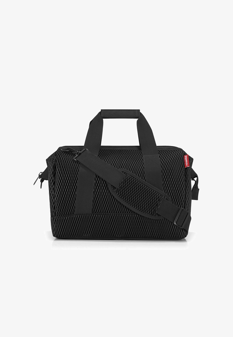 Sac de voyage noir en matériau en maille, doté de deux poignées, d'une bandoulière amovible et réglable, et d'une fermeture éclair. Accentué par une étiquette de logo.