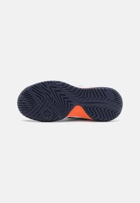 Sulan på skon är tillverkad av ett hållbart svart gummimaterial med zigzag-mönster och en orange detalj nära hälen för grepp och stabilitet.
