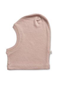 Lichtroze beanie van zacht gebreid materiaal, met een ronde bovenkant en een open gezicht ontwerp, met zichtbare naden en een klein label aan de zijkant.