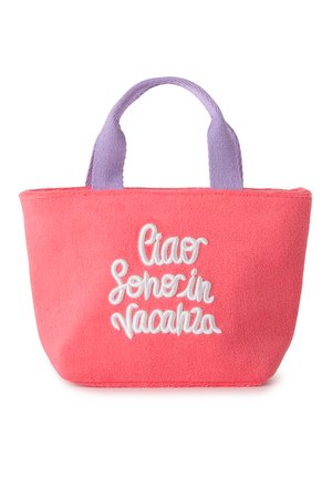 Petit sac en tissu rose corail avec poignées lavande et texte blanc brodé indiquant "ciao sono in vacanza."