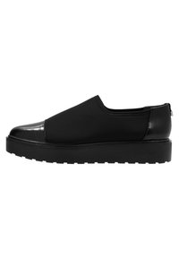 Černé slip-on boty s hladkým textilním svrškem a lakovanou koženou špičkou. Vybaveno silnou, texturovanou podrážkou. Minimalistický design bez tkaniček.