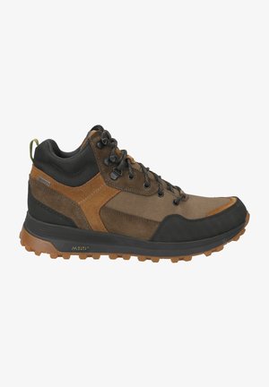 Braune und schwarze Wanderschuhe mit einem Obermaterial aus Wildleder und Mesh, strukturierten Sohlen und Metallbeschlägen. Grüner Akzent an der Ferse.