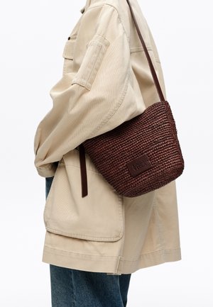 BIMBA Y LOLA, BIMBA Y LOLA BOLSO CAPAZO PEQUEÑO RAFIA NUEZ. - Schoudertas - nuez
