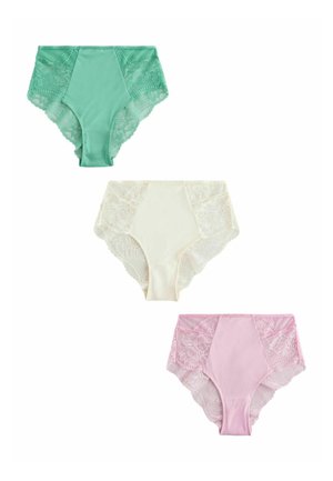 Tri dámske nohavičky s vysokým pásom v zelené, bielej a ružovej farbe s čipkovými panelmi na bokoch a zadnej strane, zobrazené na bielom pozadí.