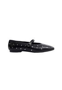 Ballet flat in pelle nera con punta affusolata, dotata di una singola fascia con fibbia argentata e borchie argentate sparse sulla parte superiore.