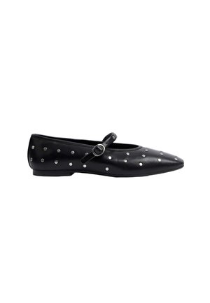 Schwarze Leder-Ballerinas mit spitzem Zeh, ausgestattet mit einem einzelnen Riemen mit einer silbernen Schnalle und verstreuten silbernen Nieten auf dem Obermaterial.