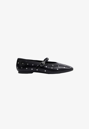 Ballet flat in pelle nera con punta affusolata, dotata di una singola fascia con fibbia argentata e borchie argentate sparse sulla parte superiore.