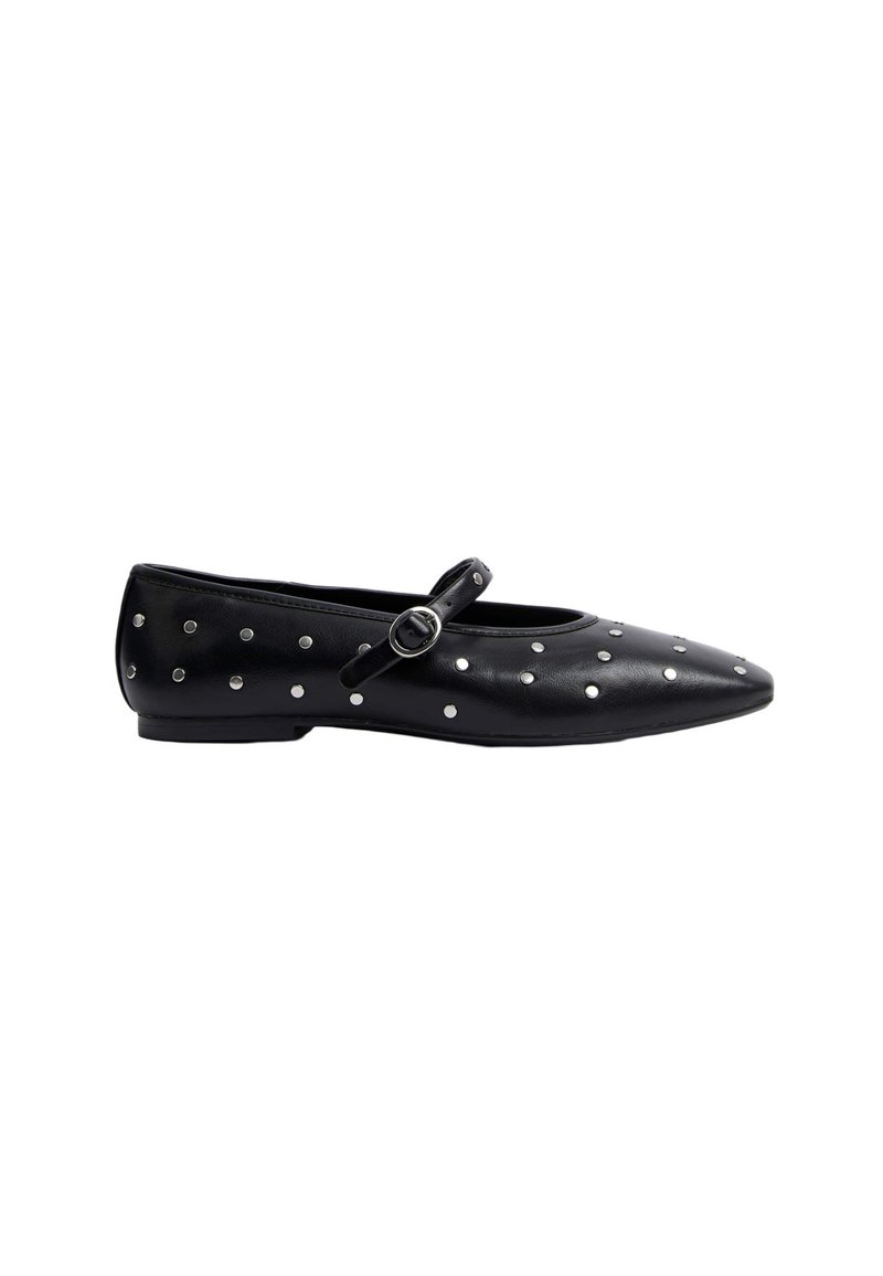 Ballet flat in pelle nera con punta affusolata, dotata di una singola fascia con fibbia argentata e borchie argentate sparse sulla parte superiore.