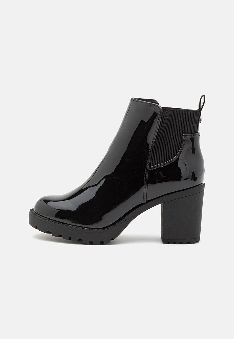 Mustad musta patendi nahaga ankle boots, millel on paks kont, elastsed külgpaneelid ja tõmbenöör. Karask pinnatekstuur haardeks.