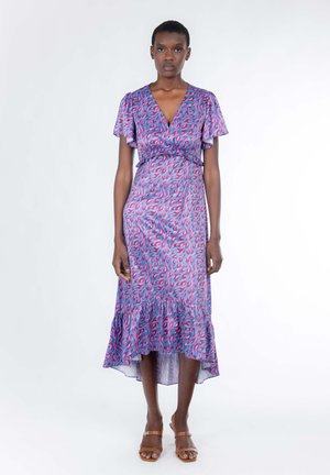 Robe midi violette avec un motif feuillu en rose et bleu. Elle présente des manches volantées, un décolleté en V profond et un ourlet à volants. Tissu lisse.