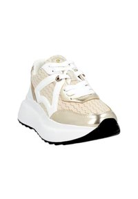 Sneaker chunky beige e bianco con accenti metallici dorati, lacci bianchi, parte superiore in rete stampata e suola spessa bianca con battistrada nero.